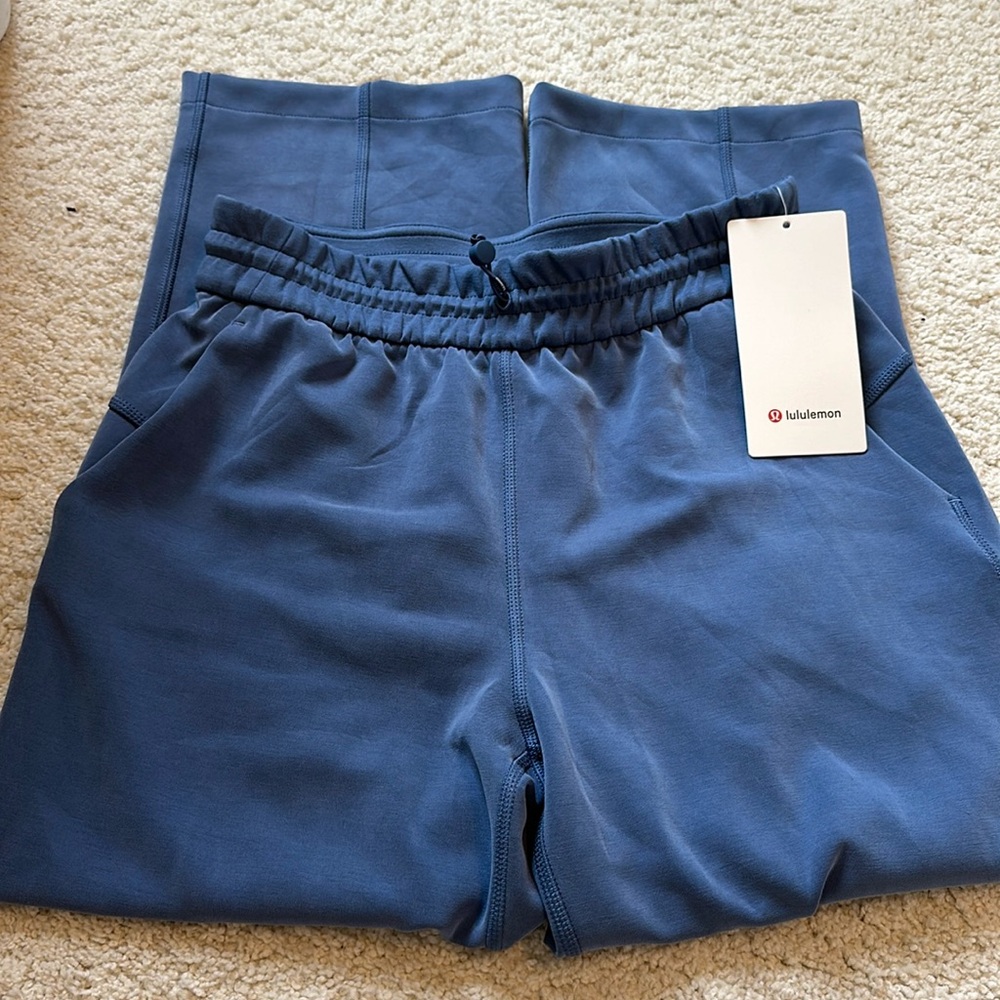 Lululemon softstreme HR straight leg crop pants.